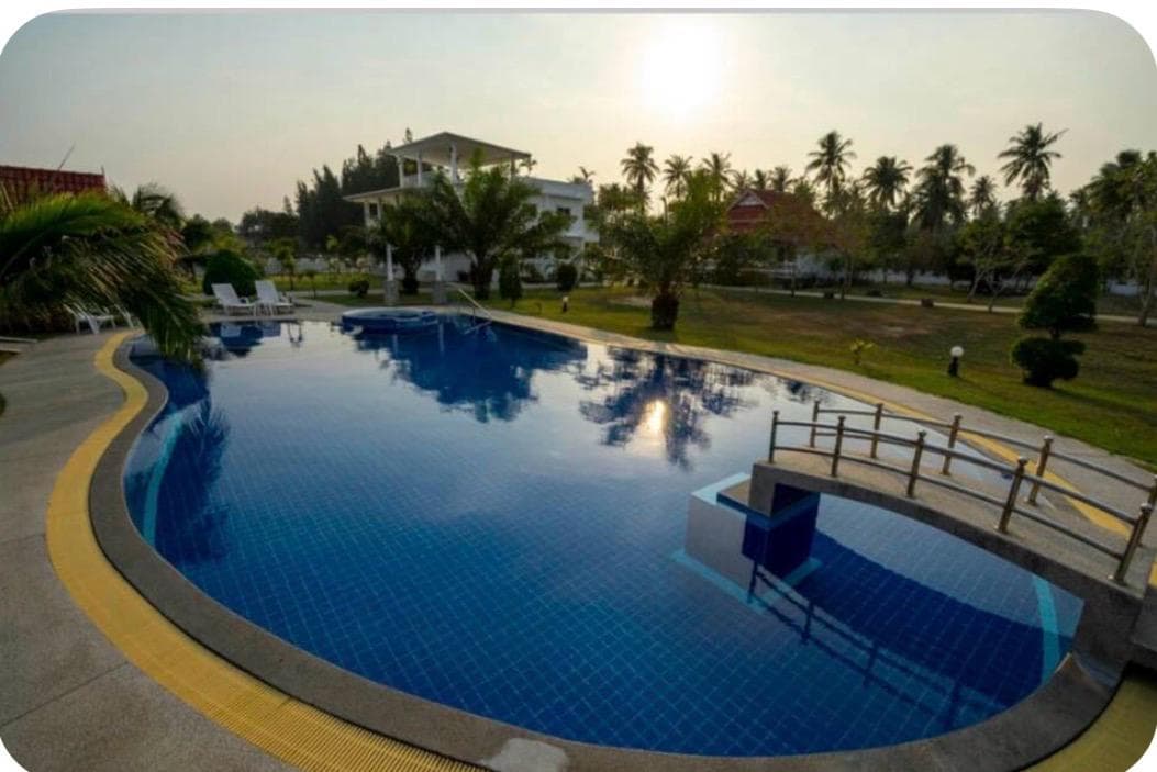 Swimming Pool & Jacuzzi